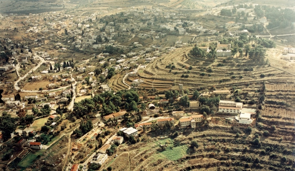 1990 : Vue aérienne du village d’enfants Kiriat Yearim