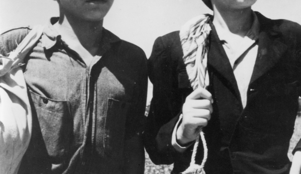 1950: Die ersten Einwanderer aus Marokko - sie tragen ihr gesamtes Hab und Gut auf den Schultern.